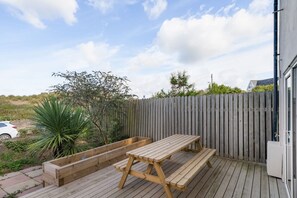 Outdoor dining - Beachfront Architect-Designed Home with Parking (Braunton)
