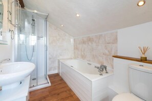 Baignoire, sèche-cheveux, serviettes fournies