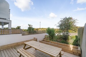 Outdoor dining - Beachfront Architect-Designed Home with Parking (Braunton)