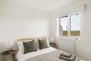 Room - Beachfront Architect-Designed Home with Parking (Braunton)