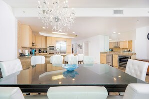 Une cuisine moderne avec des meubles en bois, des appareils électroménagers en acier inoxydable et un îlot central.