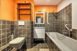 Sèche-cheveux, serviettes fournies, papier toilette