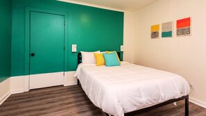 4 Schlafzimmer, Schreibtisch, Bügeleisen/Bügelbrett, Reisekinderbett