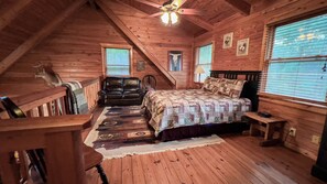 2 bedrooms, free WiFi, bed sheets - Visit Callaway's Fantasy in Lights with us at Pike's Peak - Wifi and Hot Tub! (Warm Springs)