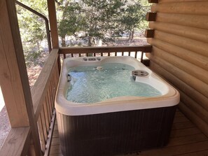 Outdoor spa tub - Stay for Memorial Day at Pike's Peak - Wifi and Hot Tub! - Callaway Gardens (Warm Springs)