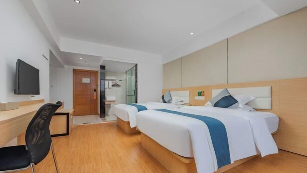 A hotel room with two beds, a desk, a chair, and a television. - Jintone Hotel (Nanning Xianhu) (Nanning)