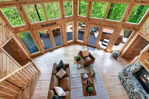 Smart TV, fireplace, video games, Netflix - Secluded gated cabin with Hot Tub. Arcade Games. Resort Amenities. Mins to town! (Sevierville)