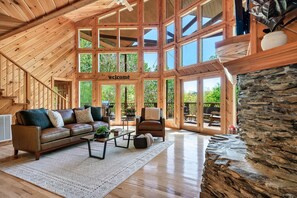 Smart TV, fireplace, video games, Netflix - Secluded gated cabin with Hot Tub. Arcade Games. Resort Amenities. Mins to town! (Sevierville)