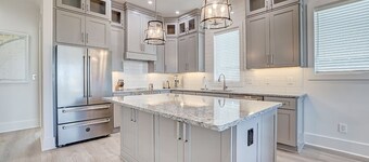 Luxurious 8br home: Ocean views, elevators, walk to local shops and restaurants!