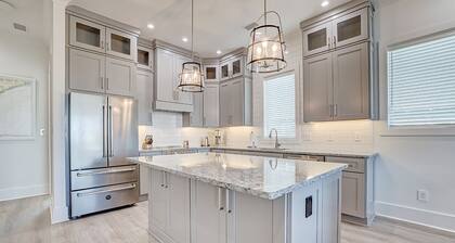 Luxurious 8br home: Ocean views, elevators, walk to local shops and restaurants!