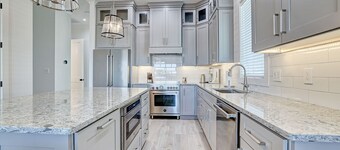 Luxurious 8br home: Ocean views, elevators, walk to local shops and restaurants!