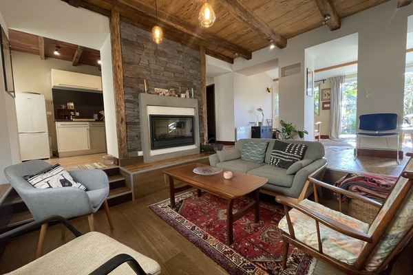 Een open haard en boeken