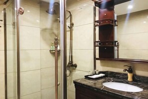 A bathroom with a glass-enclosed shower, a marble sink, and a large mirror. - Taist house in Yueqing (Yueqing)