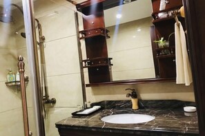A bathroom with a marble sink, a large mirror, and a shower area. - Taist house in Yueqing (Yueqing)