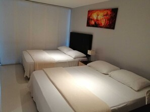 Habitació quàdruple Deluxe | Caixa forta a l'habitació, wifi gratuïta i roba de llit 