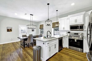 Køleskab, mikrobølgeovn, ovn, kogeplade