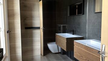 Een douche, handdoeken, toiletpapier