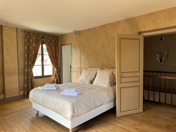 4 bedrooms, iron/ironing board, travel cot, free WiFi - The Abbey farm (Silly En Gouffern)