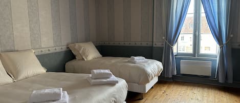 4 habitaciones, tabla de planchar con plancha y cuna de viaje