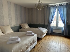 4 quartos, ferros/tábuas de passar roupa, berço de viagem