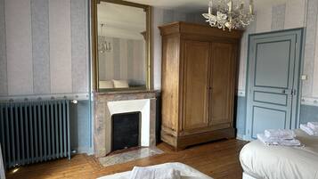 4 slaapkamers, een strijkplank/strijkijzer, reisbedje, gratis wifi