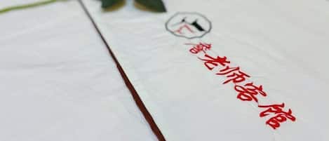 Une nappe blanche ornée de caractères chinois rouges et d’une rose rouge.