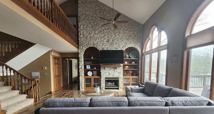 Lakefront Paradise *Indoor Pool* *Arcade*