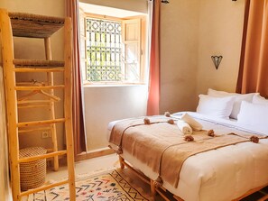 Seprai premium, selimut bulu angsa, dan didekorasi berbeda-beda