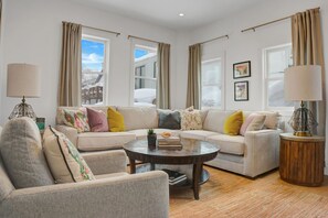 Smart TV, fireplace, streaming services