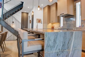 Frigorifero, microonde, piano cottura, lavastoviglie