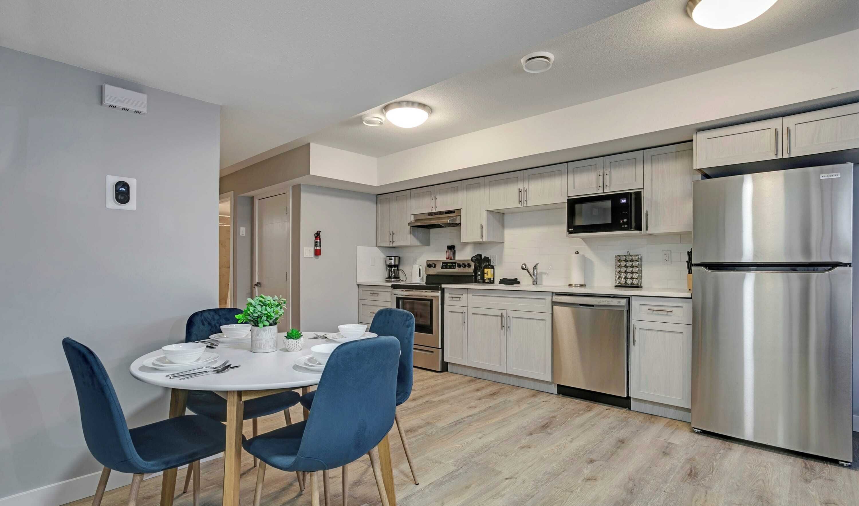 Jääkaappi, mikroaaltouuni, uuni, liesi