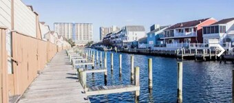 Modernized larger condo, minutes to beach, bay, July 4th fireworks, a boat slip