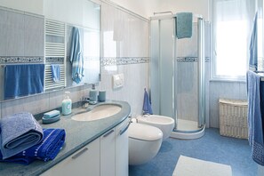 Douche, sèche-cheveux, bidet