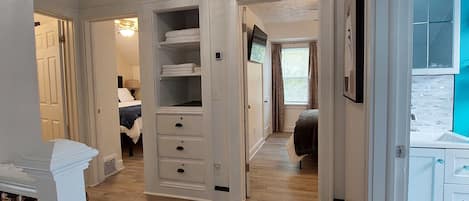 3 bedrooms, desk, iron/ironing board, free WiFi