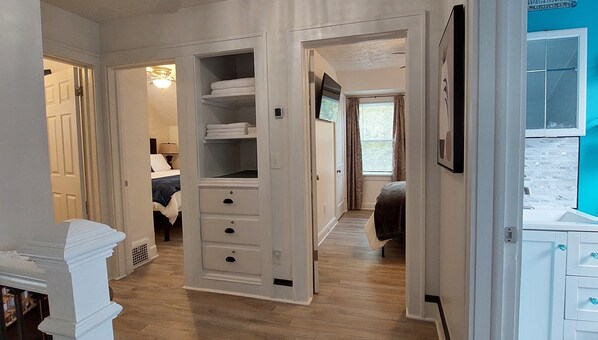 3 室のベッドルーム、デスク、アイロン / アイロン台、WiFi (無料)