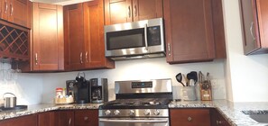 冷蔵庫、電子レンジ、オーブン、コンロ