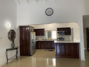 Geladeira, micro-ondas, fogão, cooktop