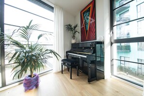 Interior - Spacious & light two bedroom apartment hackney wick / stratford (London)