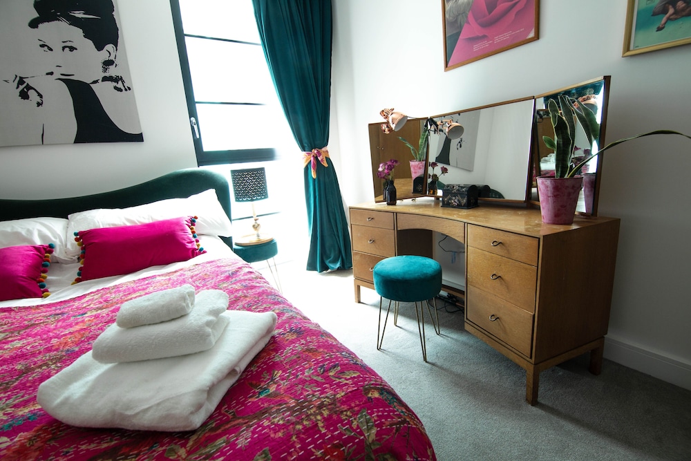 Spacious & light two bedroom apartment hackney wick / stratford