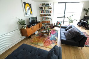 TV - Spacious & light two bedroom apartment hackney wick / stratford (London)