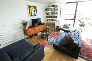 TV - Spacious & light two bedroom apartment hackney wick / stratford (London)