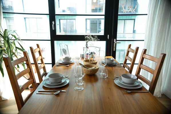 Dining - Spacious & light two bedroom apartment hackney wick / stratford (London)
