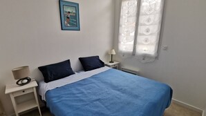 A bedroom with a large bed, two bedside tables, a lamp, and a picture on the wall. - Welcome at Sylvie's residence (La Tranche-sur-Mer)