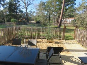 Outdoor dining - Welcome at Sylvie's residence (La Tranche-sur-Mer)