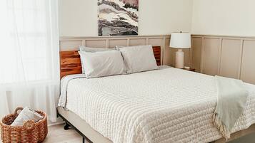 3 chambres, bureau, fer et planche à repasser, lit de bébé portatif