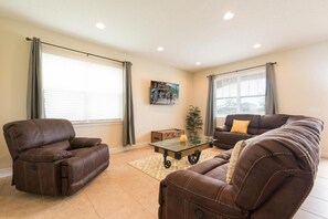 Smart TV, videojuegos, futbolito y tenis de mesa 