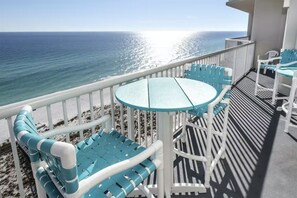 Outdoor dining - ⭐Beachfront-Gulf Views-Pools and Hot Tubs-3BR Summerwind 1301⭐ (Navarre)