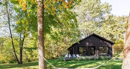 Wappinger Cottage - Scandinavian retreat on a creek