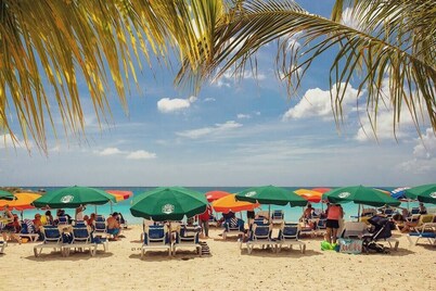 Grand Getaway - Royal Retreats at Maho Beach Studio