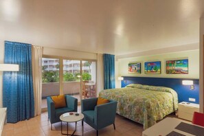 Tabla de planchar con plancha, cuna de viaje, wifi y ropa de cama 